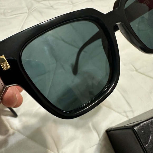 New Authentic 100% Q
Z1496E
IV Escape Square
Sunglasses - Picture 13 of 16